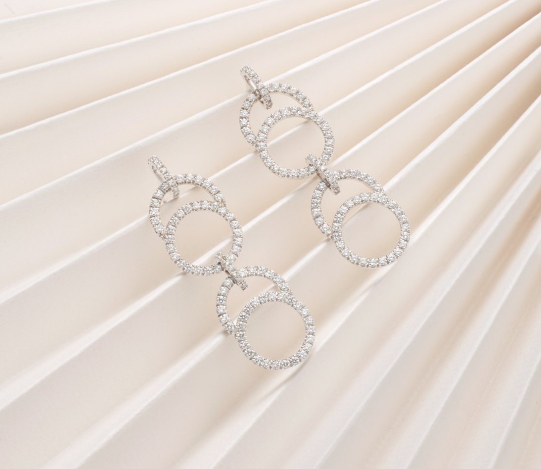 Boucles d'oreilles pendantes CELESTE pavées double en or blanc 18K recyclé et diamants de synthèse - Courbet - Vue 4